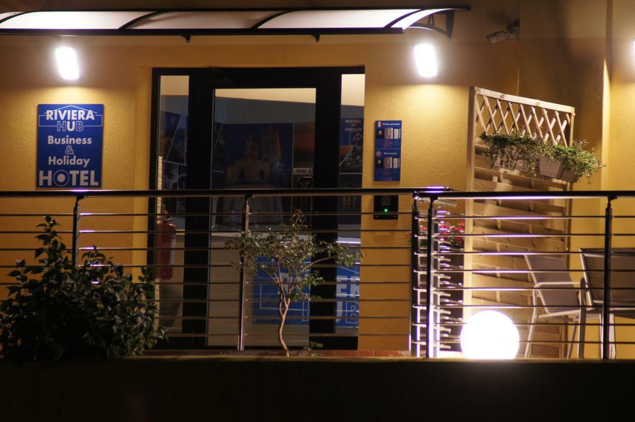 Отель Riviera Hub Cisano sul Neva Экстерьер фото