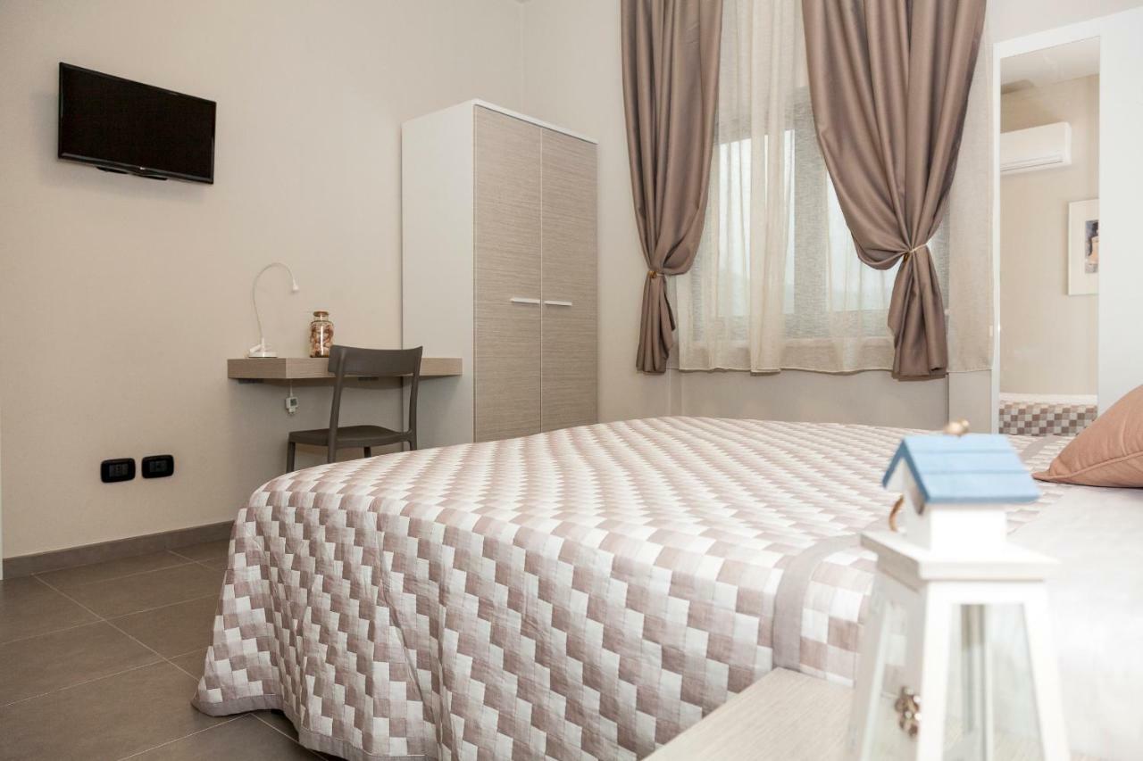Отель Riviera Hub Cisano sul Neva Экстерьер фото