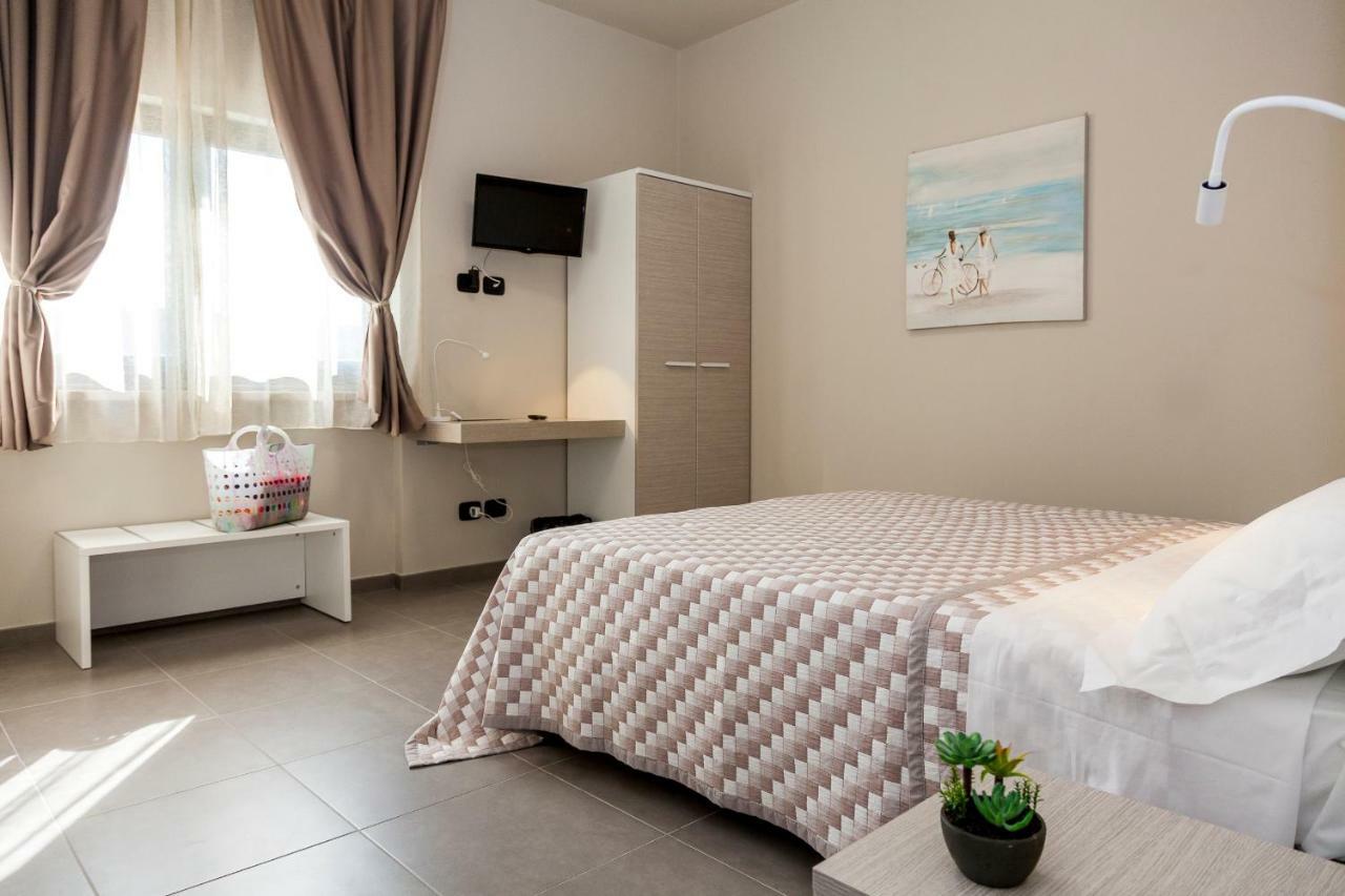 Отель Riviera Hub Cisano sul Neva Экстерьер фото