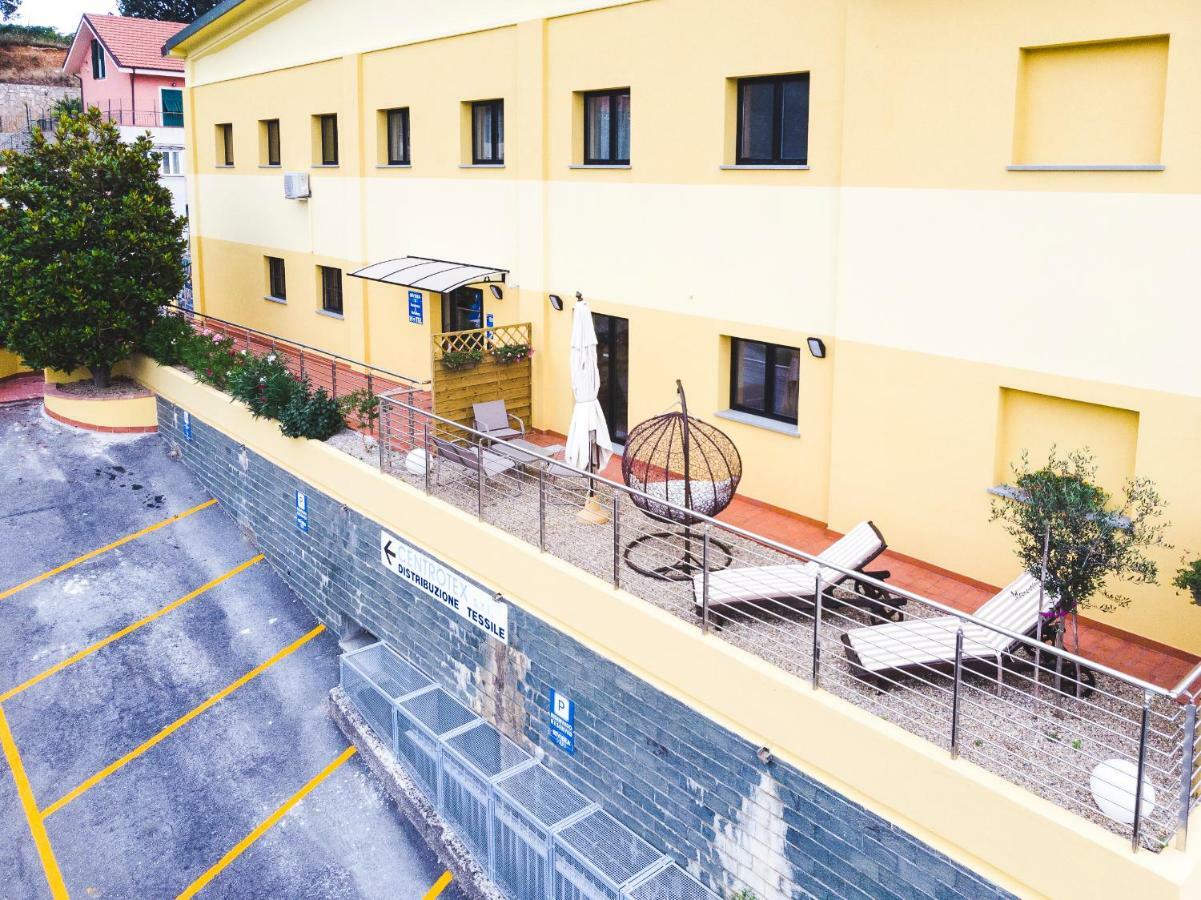 Отель Riviera Hub Cisano sul Neva Экстерьер фото